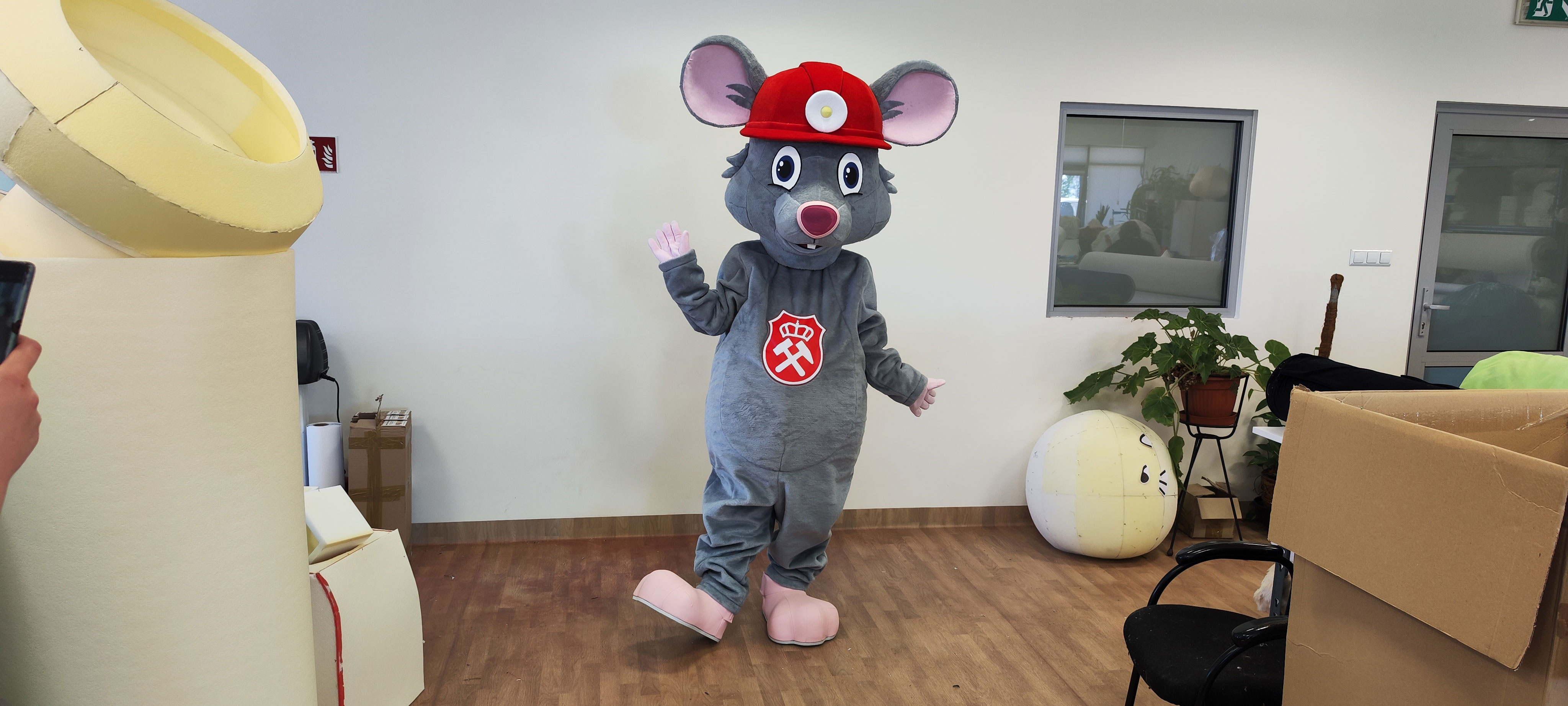 Na fotografii widnieje strój reklamowy stylizowany na postać szczura pozujący do zdjęcia w siedzibie firmy Elabika
